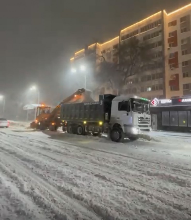 В Костанае продолжается усиленная уборка снега