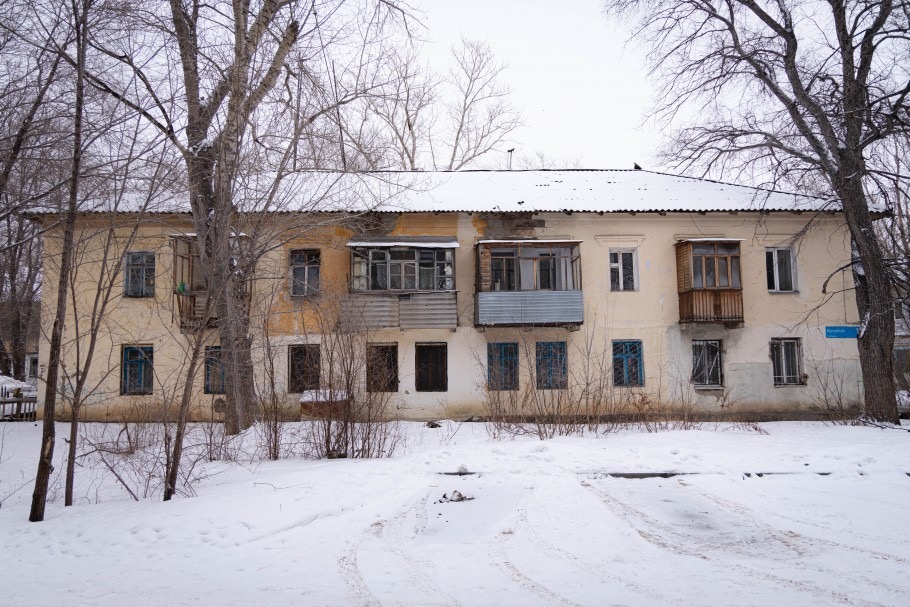 В аварийной двухэтажке в Костанае начала рушиться крыша