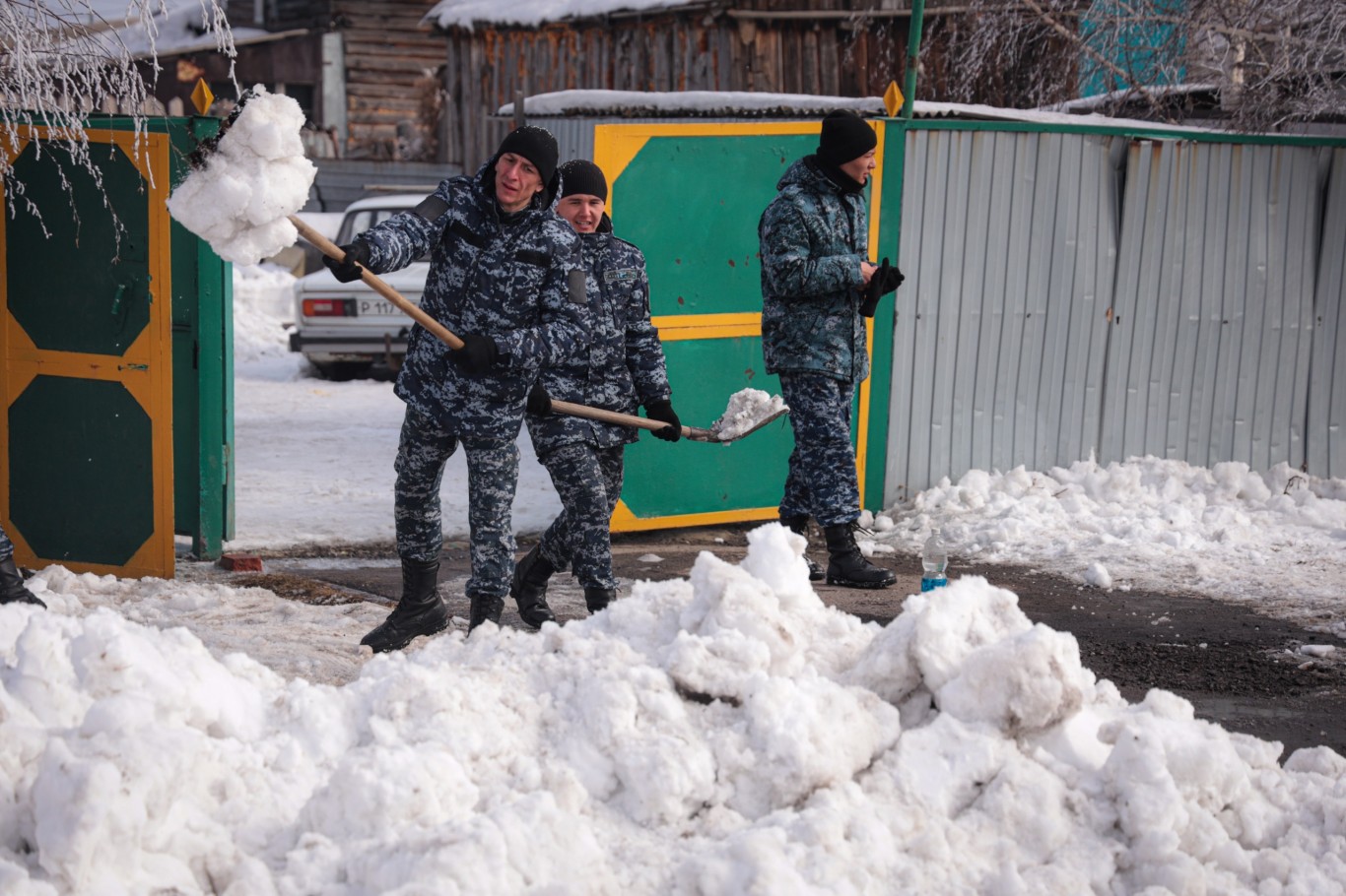 В районе Костанай-2 одиноким старикам помогают очистить дворы от снега