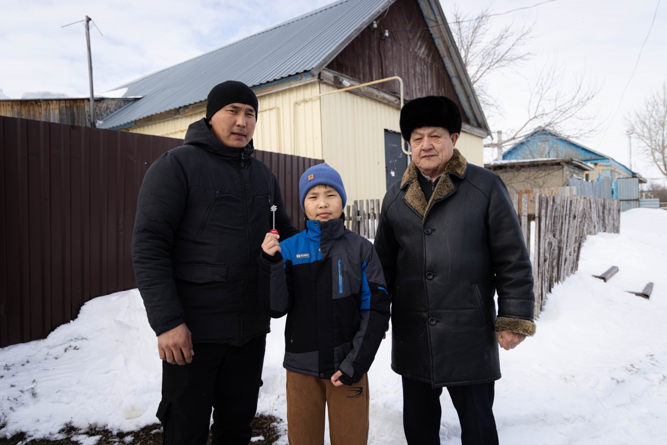 Многодетной семье Шарапиевых, у которых недавно родилась тройня, подарили новый дом